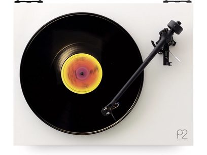 Pickup vinil Rega Planar 2, vedere de sus, disc negru cu etichetă centrală colorată, braț de citire negru în dreapta