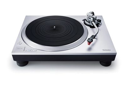 Platine vinyle Technics SL-1500CEG-S argent, vue de dessus légèrement de côté, plateau noir, bras de lecture avec cellule