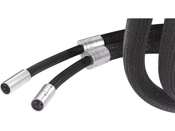 Câble audio analogique XLR Inakustik NF-2405 AIR, gaine tressée noire, connecteurs cylindriques métalliques argentés, vue en perspective