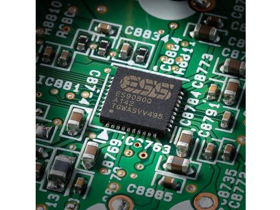Circuit imprimé vert avec composants électroniques et puce noire "REALTEK ALC892 FS90500 1GWA5VV 093" en gros plan