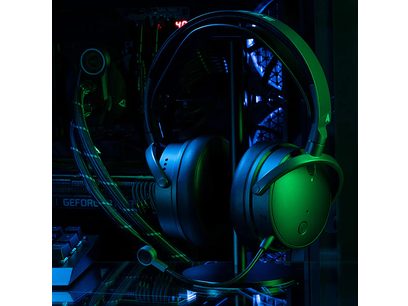 Casque audio gaming Audeze Maxwell Xbox vert et noir, vue de profil gauche en gros plan sur fond sombre avec reflets bleus
