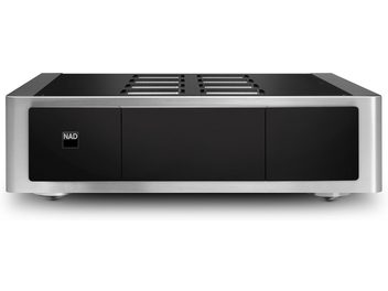 Amplificator de putere high-fidelity NAD M23v2, vedere din față, carcasă dreptunghiulară din aluminiu periat argintiu cu fațadă neagră netedă ce include logo-ul NAD, pe picioare metalice