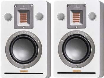 Due diffusori da parete bipolari AudioVector QR Wall SE bianchi in MDF laccato bianco, vista frontale, cabinet rettangolari con angoli arrotondati, woofer centrale con cornice in alluminio grigio, tweeter a nastro arancione sotto una piastra grigia, piccoli altoparlanti laterali protetti da griglia e condotto reflex orizzontale fessurato in basso