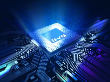 Vue en angle d'un microprocesseur bleu lumineux sur une carte mère avec circuits imprimés et motifs géométriques