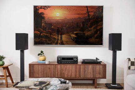 Peinture d'un coucher de soleil sur un paysage montagneux avec deux silhouettes marchant sur un chemin, dans un salon