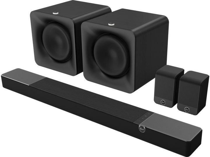 Deux enceintes noires cubiques et une barre de son noire rectangulaire, vus de face sur fond blanc
