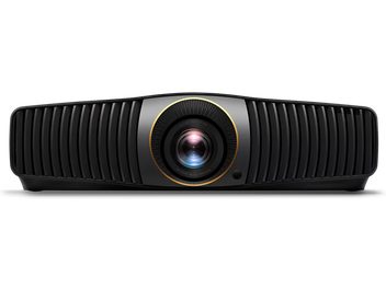Benq W5800 svart videoprojektor, framifrån, centrerad lins omgiven av en guldtonad ring i ett svart horisontellt streckgaller
