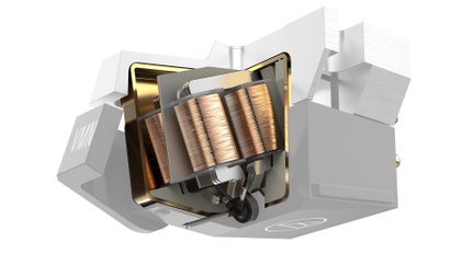 Vue en angle d'un composant mécanique avec des bobines de fil de cuivre, des éléments métalliques et une structure grise et dorée