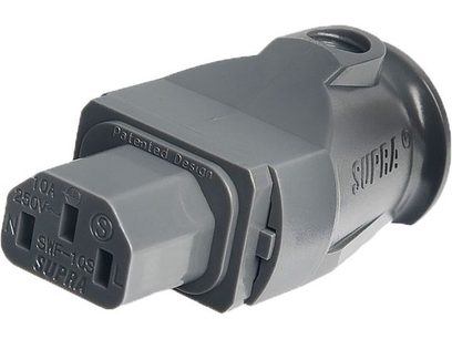 Connecteur IEC mâle noir mat en plastique, avec inscription "SUPRA" en blanc, vue de côté gauche
