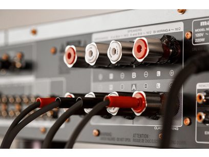Ampli hi-fi stéréo Marantz Model 50 noir, vue arrière connectique audio RCA rouge et noir, prises haut-parleurs à vis