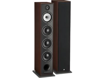 Ensemble de deux enceintes colonne Triangle Borea BR09 en bois finition noyer brun, vue de trois-quarts avant, l’une à façade noire dévoilant tweeter, médium blanc, trois woofers noirs et évent bass-reflex circulaire, l’autre munie d’une grille acoustique noire