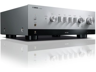 Ampli hi-fi stéréo Yamaha R-N800A argent, vue de face, boutons et prises en façade, deux molettes de réglage