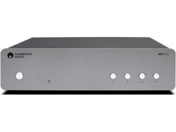 Ηχοσύστημα δικτύου Cambridge Audio MXN10 ασημί, μπροστινή όψη, λιτή ανοιχτόγκριζη πρόσοψη, 4 κουμπιά, μπλε ενδεικτική λυχνία αναμμένη