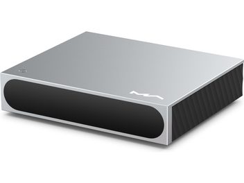 Lecteur audio réseau Matrix Audio Mini‑i 4 en aluminium argent mat, façade avant noire brillante arrondie, petit bouton d’alimentation circulaire argent sur le dessus à gauche, flanc droit à rainures diagonales noires, vue trois‑quarts avant droite