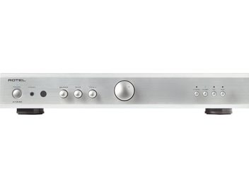 Rotel A10 MKII sudraba krāsas stereo hi-fi integrētais pastiprinātājs, priekšējais skats, apaļas pogas, selektori, redzamas melnas kājiņas