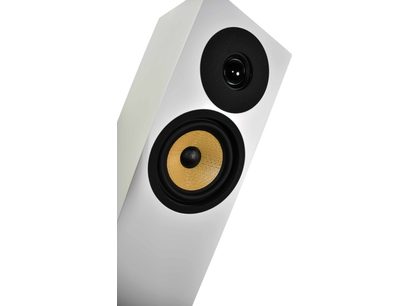 Enceinte colonne Davis Acoustics Courbet n°4 blanc mat, vue en angle, face avant avec tweeter noir et haut-parleur médium jaune