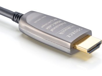 Câble HDMI Inakustik optique 2.1 pro 30m gris, connecteur doré, vue rapprochée de l'extrémité avec texte imprimé