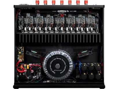 Amplificateur Emotiva XMC-1 noir, vue de face, 7 potentiomètres rouges, affichage central, circuits imprimés visibles