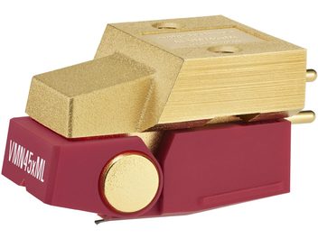 Audio Technica AT-VM745xML hi-fi helipea vaade vasakult eest kolmveerand nurga alt: pealispind on tekstuurse kuldse metalliga, mattpunasest plastist alus, külgmine ketas ja kuldsete ühendusnuppudega tihvtid