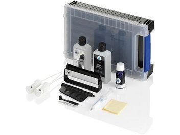 ClearAudio Professional vinüülplaadimängija puhastuskomplekt, mis sisaldab harju, pudeleid ja lappe läbipaistva karbiga