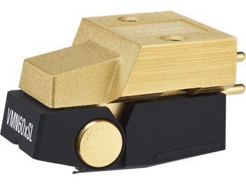 Audio Technica AT-VM760xSL tekstureeritud kullavärvi metallkorpus, mattmust alus, vasakult kolmveerandvaates, nurgeline kuju kahe keermestatud avaga ülaosas, külje peal kuldne ketas ja taga kaks silindrilist tihvti