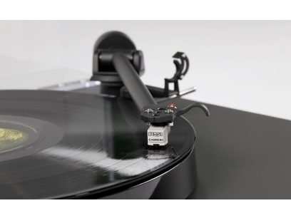Platine vinyle Rega Planar 1 noir mat, gros plan sur le bras de lecture avec cellule et contrepoids, vue de dessus
