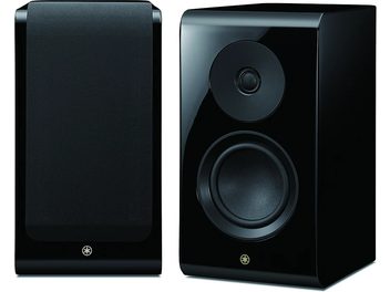 Due casse acustiche da libreria nere Yamaha NS600A, tweeter e woofer, griglia nera, finitura lucida