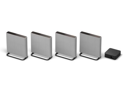 Sony Bravia Theatre Quad kompaktkõlarite komplekt, 4 halli ristkülikukujulist kõlarit mustal alusel, must korpus