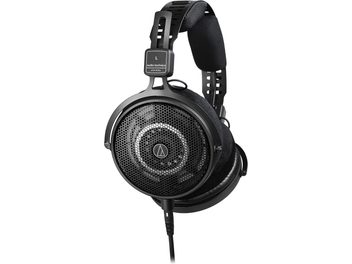 Audio Technica ATH-R50X sort, åbne, kablede hi-fi-hovedtelefoner, close-up sidebillede af venstre ørekop med rund perforeret metalgitter, sort velourpude, lige kabel fastgjort i bunden og dobbelt udskåret plastikbøjle med polstret hovedbånd