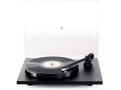 Platine vinyles hi-fi Rega Planar 1 noir mat avec plateau circulaire, bras de lecture droit, couvercle transparent relevé, vue de face