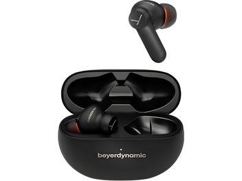 Priekšējais skats uz Beyerdynamic Amiron 100 melnām matētas plastmasas Bluetooth ausu iekšējām auskultēm, atvērtu lādētāju ar atbilstošu krāsu un peldošo labo auskulti ar diskrētu oranžu gredzenu
