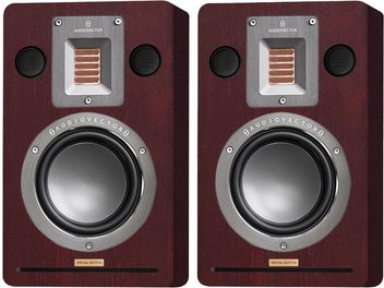 Coppia di diffusori posteriori AudioVector QR Wall SE in legno marrone finitura mogano, vista frontale con tweeter a nastro ramato incassato in una piastra di alluminio spazzolato, due piccoli tweeter circolari con griglia nera, ampio woofer con bordo in alluminio ed apertura inferiore a fessura