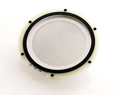 Altoparlante circolare da incasso visto frontalmente, griglia metallica bianca forata circondata da un anello nero, cornice in plastica traslucida con viti a vista