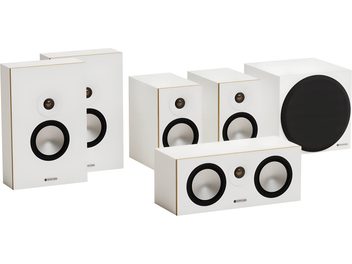 Monitor Audio Bronze 50 5.1 balto krāsas bibliotēkas skaļruņu komplekts, matu baltā MDF materiālā izgatavoti taisnstūrveida korpusi ar zelta krāsas šķautnēm, redzami melni apaļie skaļruņi un atbilstošs subvūfers ar plašu melnu režģi, trīs ceturtdaļu no priekšpuses skats