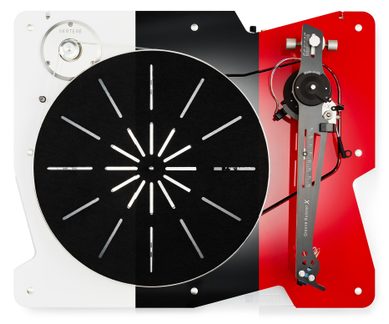 Platine vinyle vue de dessus, base en acrylique blanc noir et rouge, plateau circulaire en feutre noir à découpes radiales, bras de lecture gris métallique sur la droite