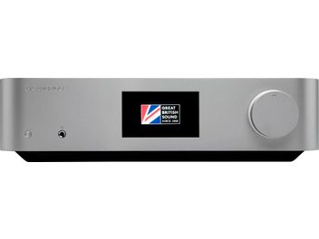 Srebrni omrežni avdio predvajalnik Cambridge Audio EDGE NQ, pogled od spredaj, LCD zaslon prikazuje logotip "Great British Sound"