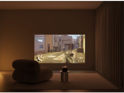 Vidéoprojecteur XGIMI Horizon Ultra projetant une scène de rue avec bâtiments et personnages dans un salon avec pouf au premier plan
