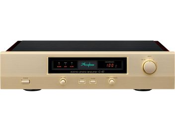 Préampli phono Accuphase C-47, vue de face, boîtier rectangulaire doré, écran central, boutons et sélecteurs en façade