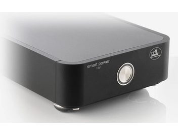 ClearAudio Smart power 12V must väline toiteallikas 3/4 eestvaates, ristkülikukujuline harjatud alumiiniumist korpus, hõbedane pöördnupp