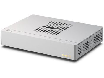 Matist alumiiniumist hõbedane Matrix Audio SS‑1 lüliti-splitter, paremalt eestvaade kolmekvartalis, peal ümmarguste aukudega ventileeritud siksakmustris, külg perforatsiooniga, vasakul ees LED-indikaator ja paremal esiküljel kuldne MA logo