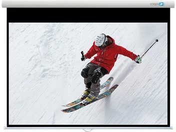 Skieur en combinaison rouge et casque blanc sautant sur des skis, vu de côté en plein vol sur une piste enneigée