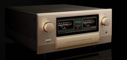 Amplificateur stéréo intégré doré, vue de trois quarts, 2 grands cadrans, 2 boutons circulaires, 1 interrupteur, 1 prise casque