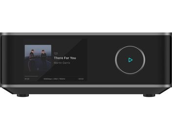 WiiM Amp Ultra mustast metallist integreeritud stereo hi-fi võimendi, vaade eest, ristkülikukujuline esipaneel, vasakul värviline ekraan ja paremal suur türkiissinine valgustatud ümmargune nupp