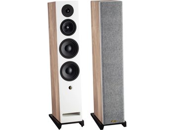 Vue trois-quarts avant de deux enceintes colonne Davis Acoustics Krypton 9 nordik finition blanc et placage bois clair, l’une présentant tweeter et trois boomers noirs ainsi qu’un évent bass-reflex rectangulaire tandis que l’autre est munie d’une grille tissu gris, les deux reposant sur des socles noirs