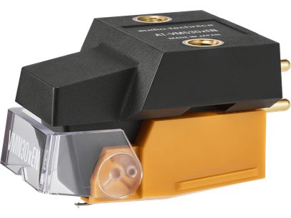 Wkładka hi-fi Audio Technica AT-VM530xEN z czarno-pomarańczowego plastiku, przezroczysta osłona igły z przodu i pozłacane metalowe złącza z tyłu, widok z trzech czwartych