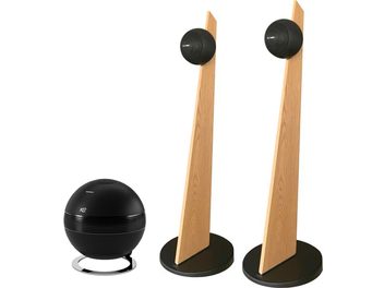 Komplekt 2.1 Cabasse iO3 mattmustad kõlarid heledast tammest jalgadel ja sfääriline subwoofer Cabasse The Pearl SUB mattmust, vaade eest kergelt nurga alt, ümmargused satelliitkõlarid kinnitatud kolmnurksete puidust jalgade tippu, sooneline bassikõlar asetatud ümmargusele alusele