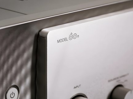 Vue rapprochée panneau avant appareil audio argenté, texte "MODEL 60n", bouton marche/arrêt circulaire, boutons rotatifs