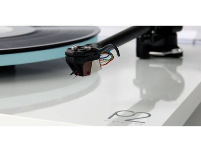 Pickup Rega Planar 2 + Nd3, vedere de aproape, braț negru, celulă cu fire colorate, platou cu disc de vinil