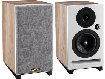 Enceinte bibliothèque Davis Acoustics Krypton 3 Nordik blanc, vue de face et de trois quarts, boîtier bois clair, grille tissu gris, haut-parleurs noir