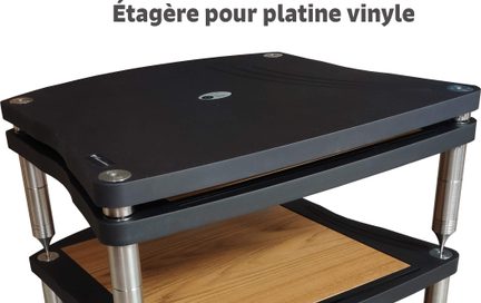 Scaffale per giradischi in vinile nero in metallo con due ripiani in legno, montato su quattro piedini cilindrici in metallo argentato